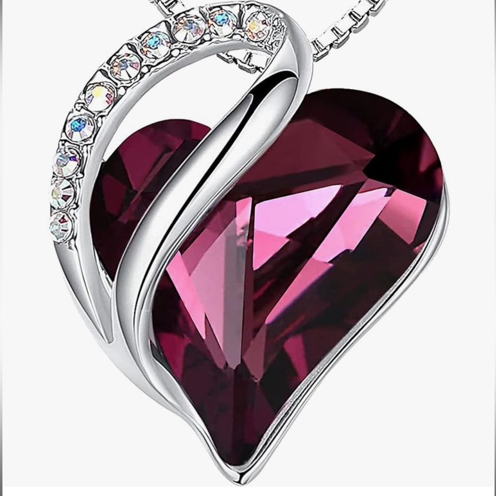 NWOT - Gorgeous Crystal Heart Pendant Necklace